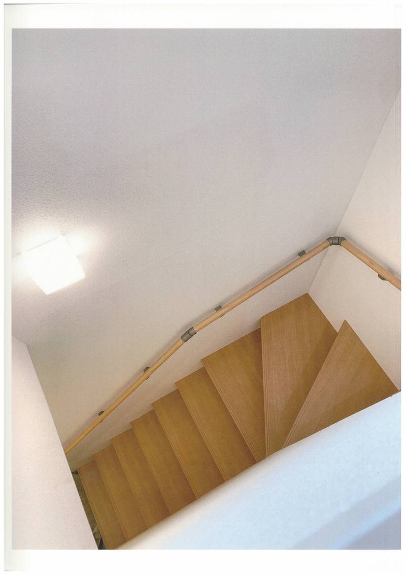 1階玄関からの階段にて