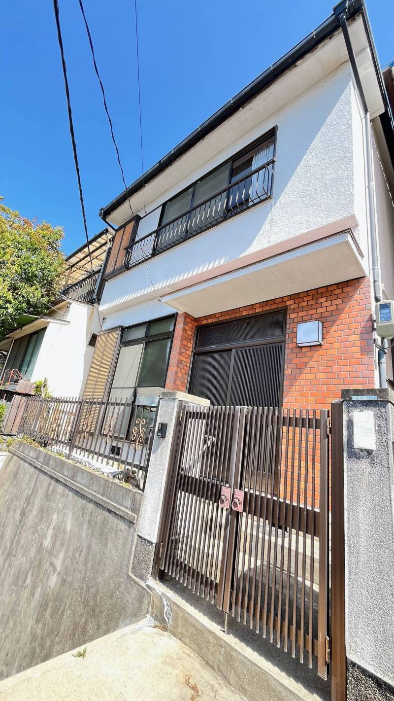 人気エリア・垂水区舞子坂にある落ち着いた外観の戸建てです！