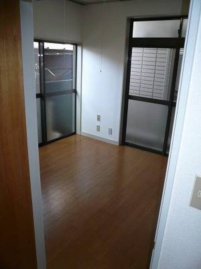 日中電気を付けずに撮影したLDK。フローリングのお部屋です。