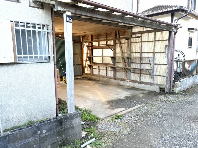 こちら屋根付駐車場