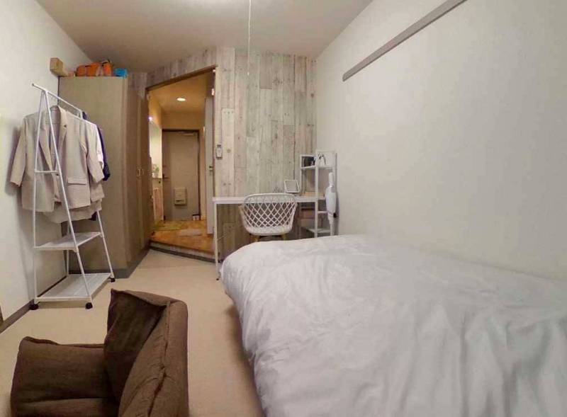 居間の家具配置例、お洒落な壁紙でシンプルな家具が似合う配置例