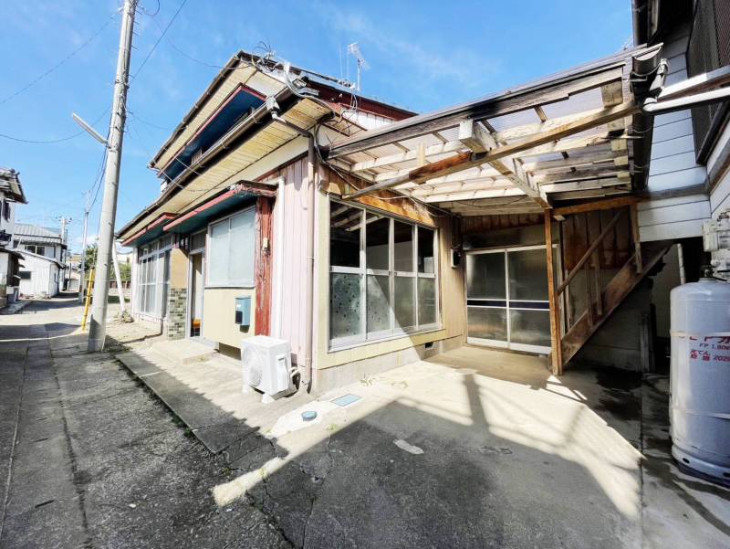 ８DKの古いお家ですが南東向きで風通しが良いです！車庫あり。