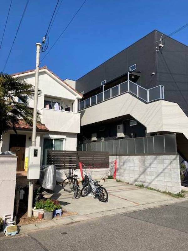 西側の民家（家族住宅）です。