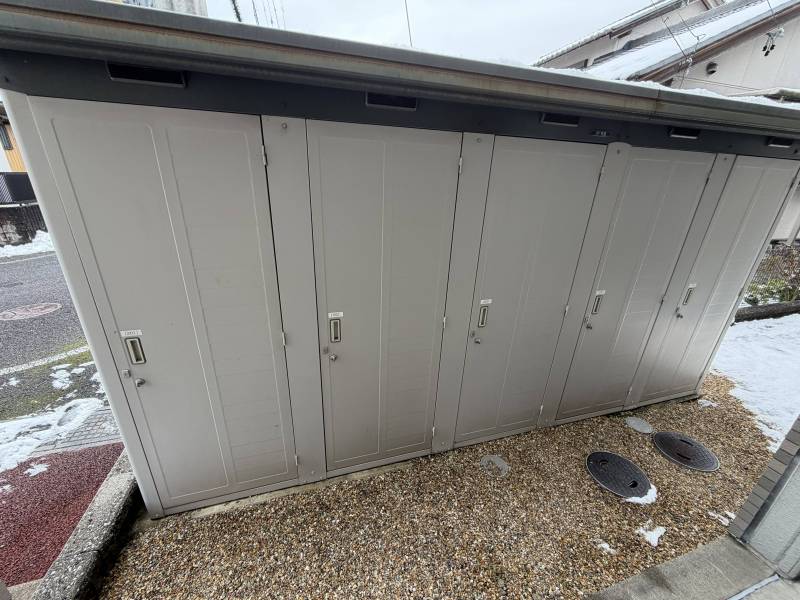 各戸専用屋外倉庫付き！かさばる荷物の収納に大変便利です