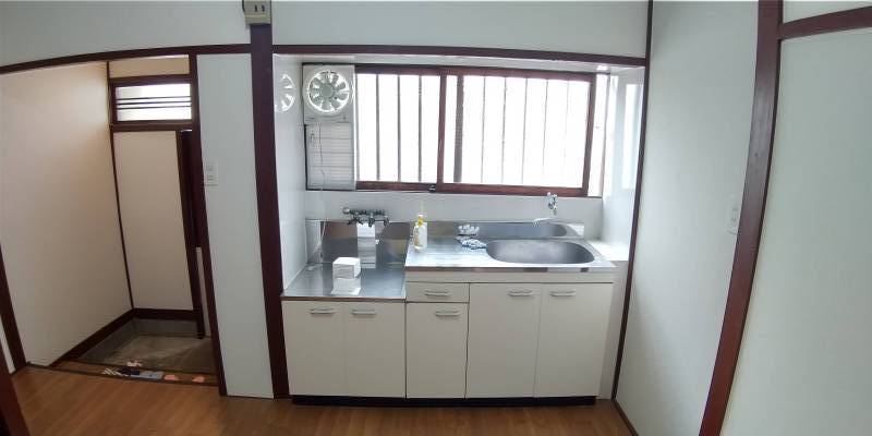キッチンに窓。風呂、トイレ共に配管を時折殺菌消臭洗浄。
