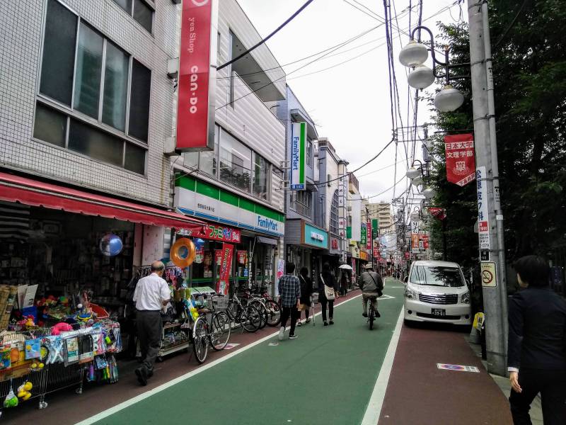 飲食店多く、交番があり帰り道も安心の商店街が駅前へ広がる