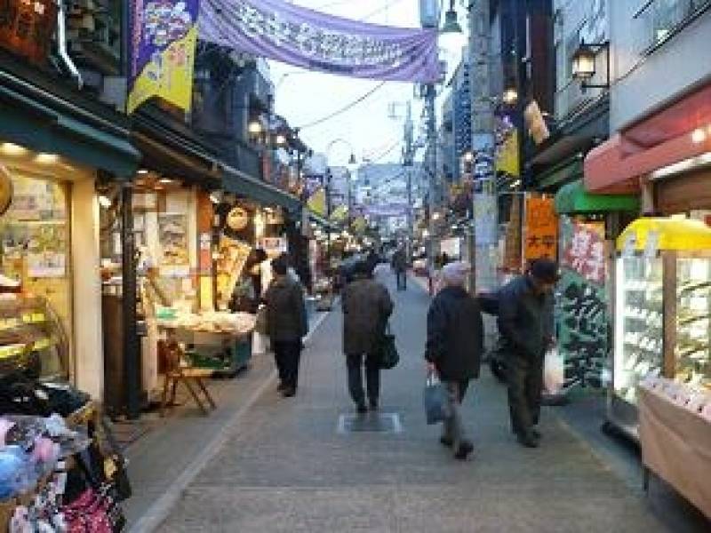 谷中銀座商店街（徒歩３分）