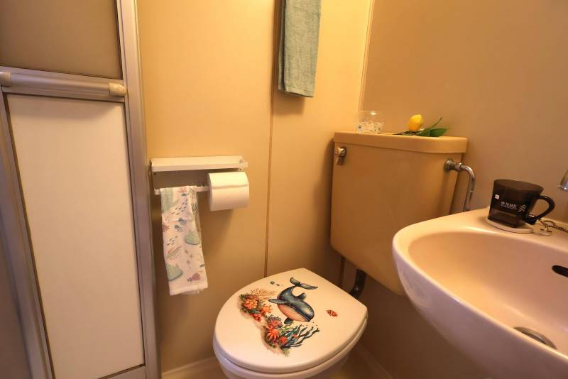 トイレットペーパーホルダーは小タオル掛けも付けました。