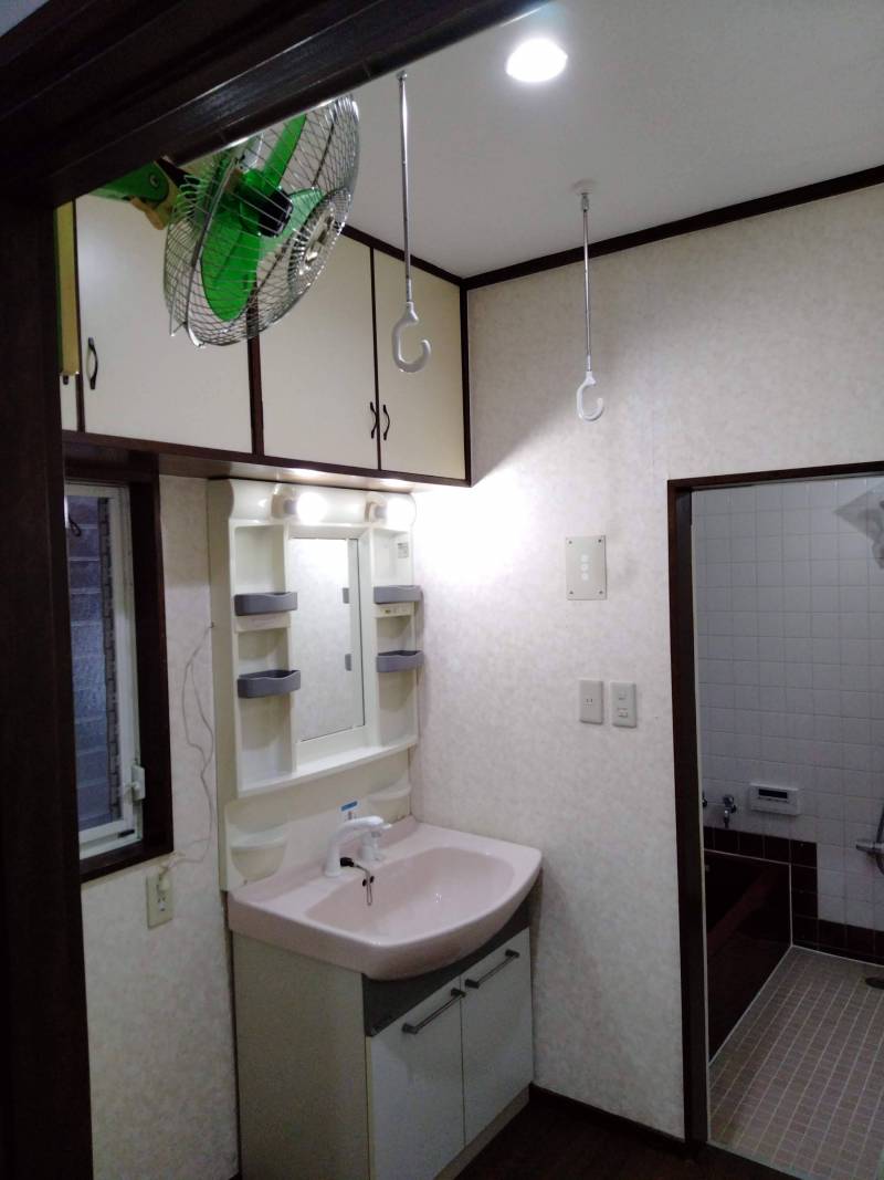 洗面化粧台
★洗濯機置き場、タイマー扇風機、ホスクリンつき★