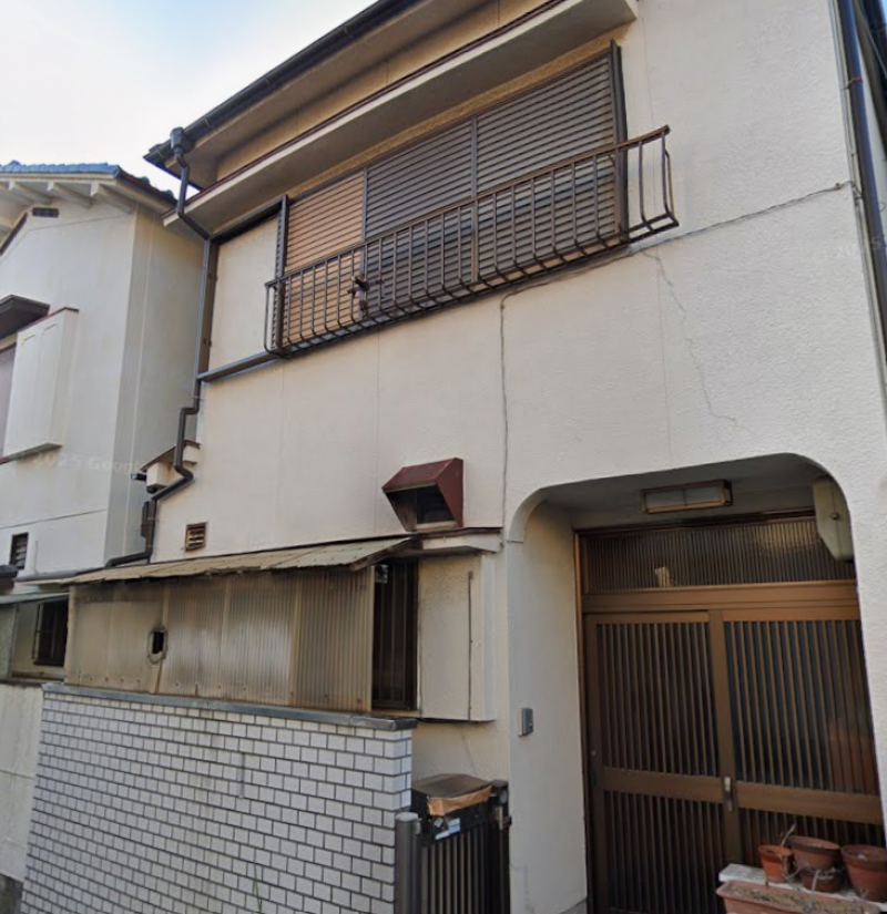 落ち着いた街並みに馴染む戸建ての外観です