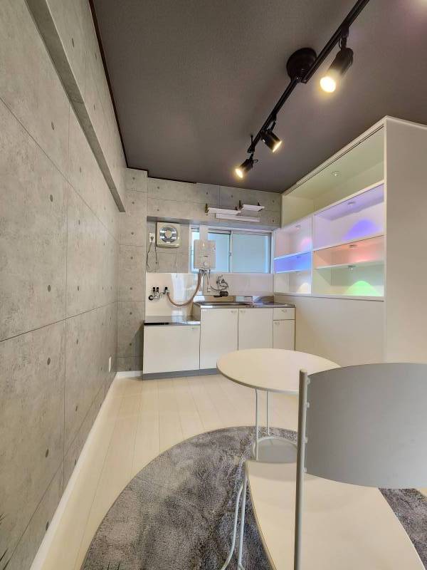 キッチンシェルフの照明はリモコンで色変更できます♪