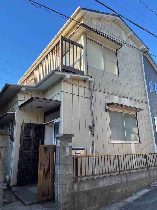 クリーム色の外観です！