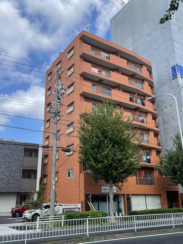 レンガ張り、南東向き8階建、RC造のマンションです。