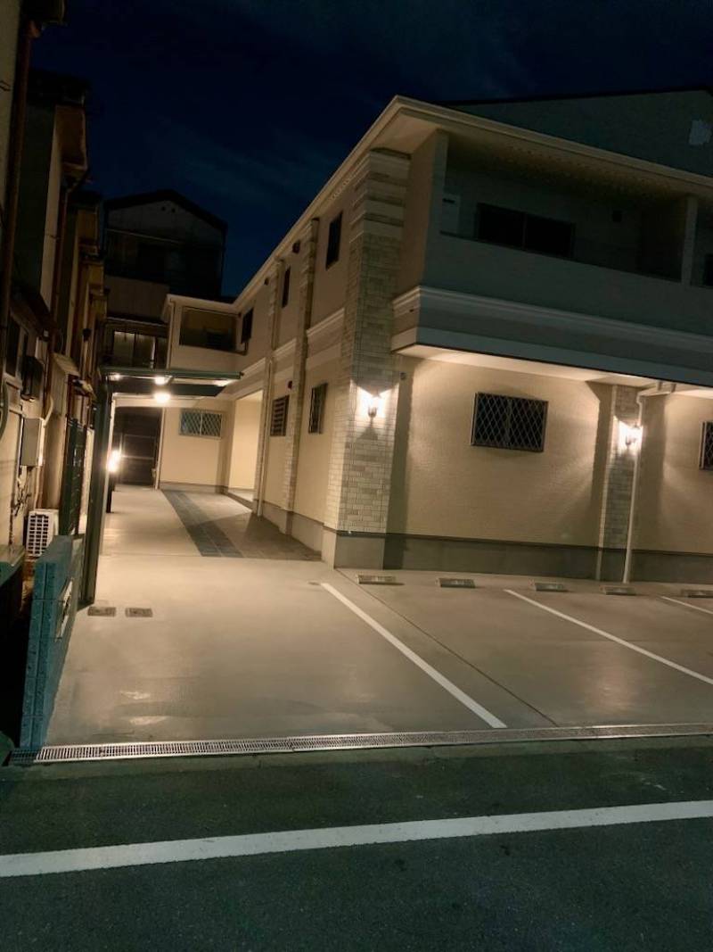 幻想的な夜の風景　ライトの明かりが夜のお帰りを待っています