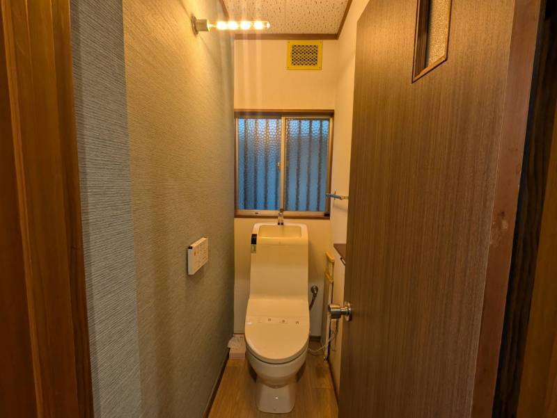 トイレはウォシュレット付き。おしゃれなLED照明付きです。