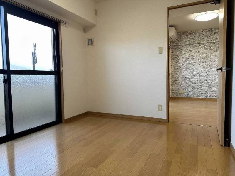 扉を開けると6帖の洋室に繋がります