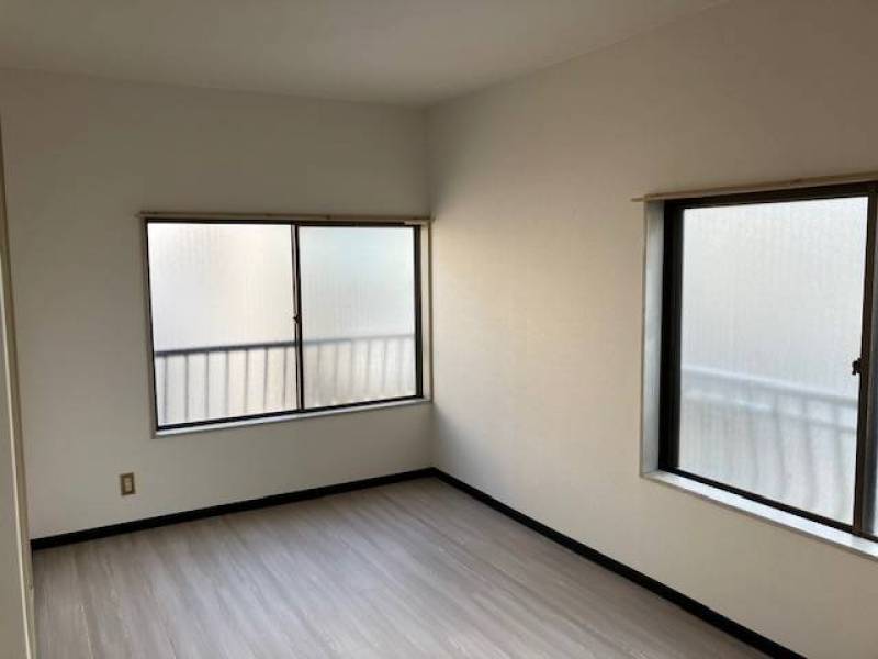 2面採光、窓大きく、昼間は照明いらずです。