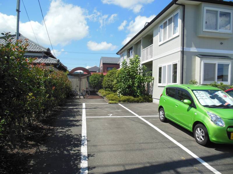 201の駐車場 １/７番縦列2台