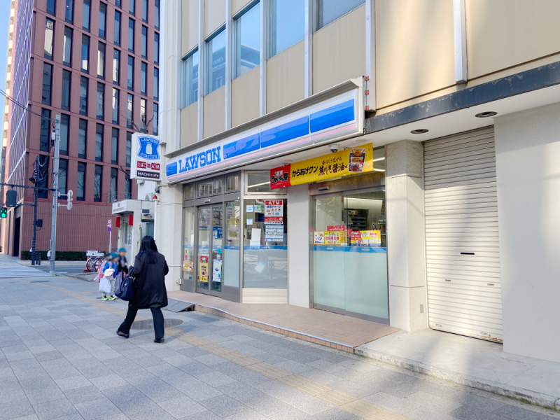 ビル向かって左側はローソンがあります