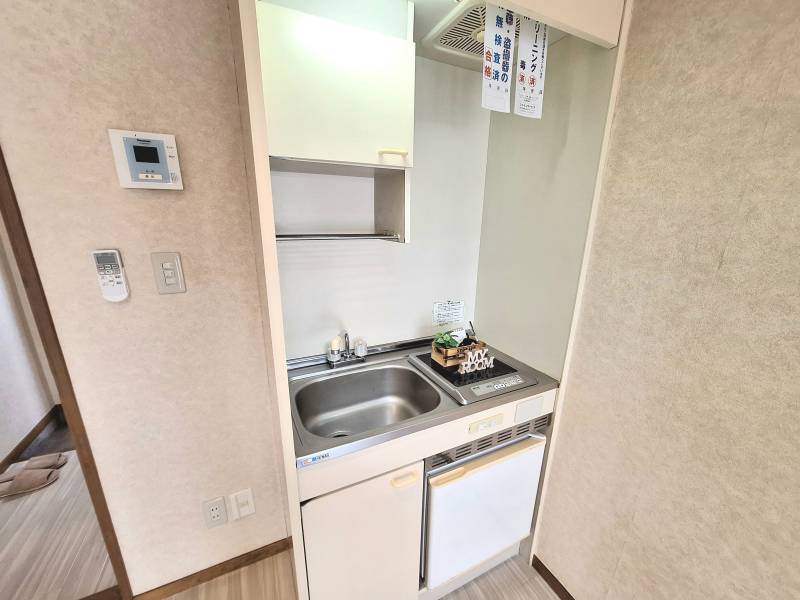 ミニキッチンはIHとミニ冷蔵庫あり