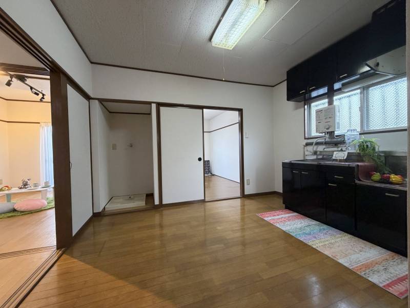 玄関からの室内はこんな感じですよ