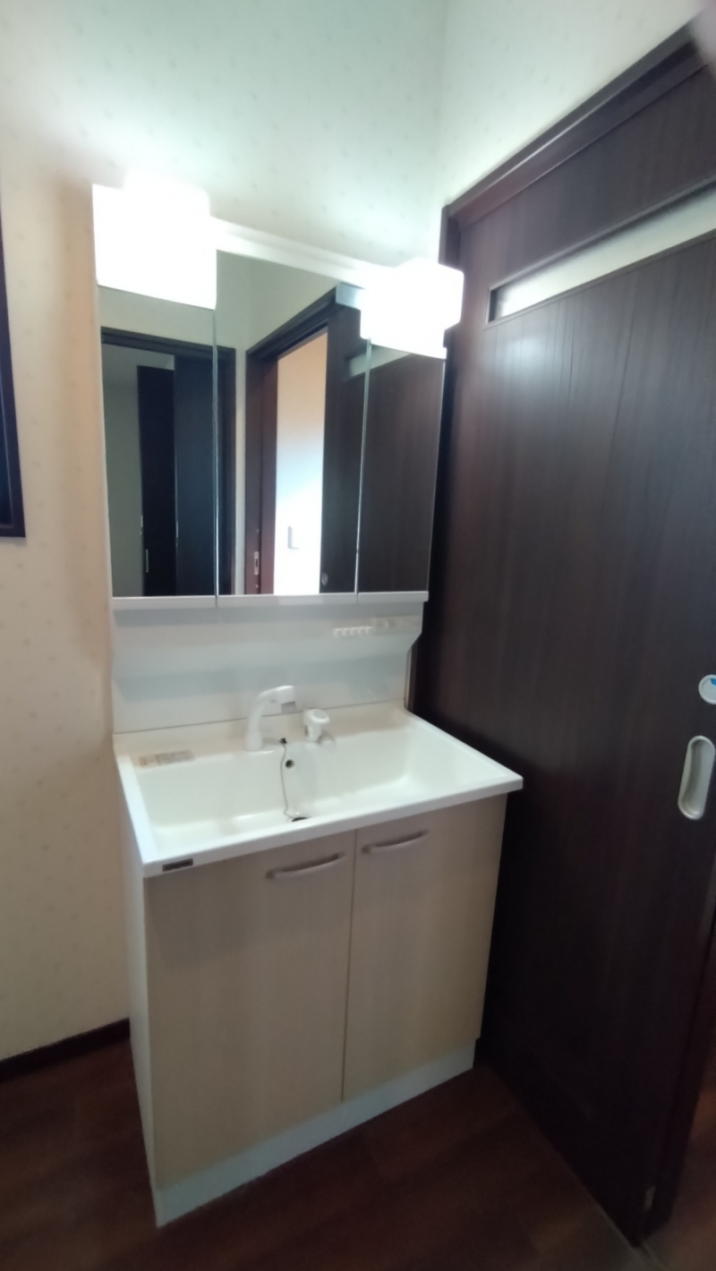 明るい照明つき、三面鏡つき独立洗面所