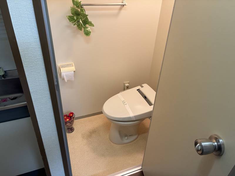 標準サイズの洋式トイレ。ウォシュレット付き