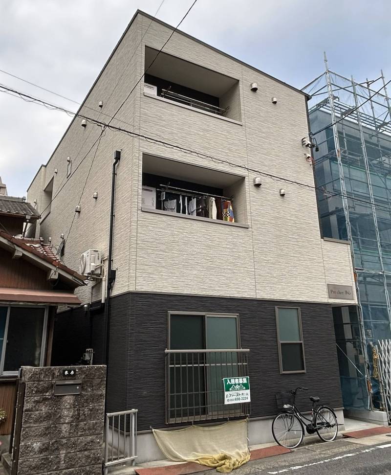 浄心駅徒歩3分。2026年1月現在、建物右手に建物建設中。