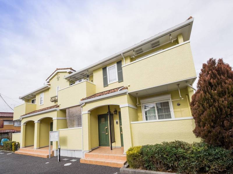 一番左の玄関から入ります（建物は2階建て。部屋は1階のみ）