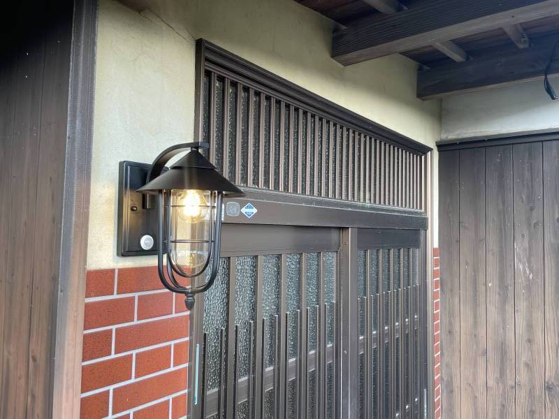 マリンランプの温かな光が出迎えます。人感式で安心。