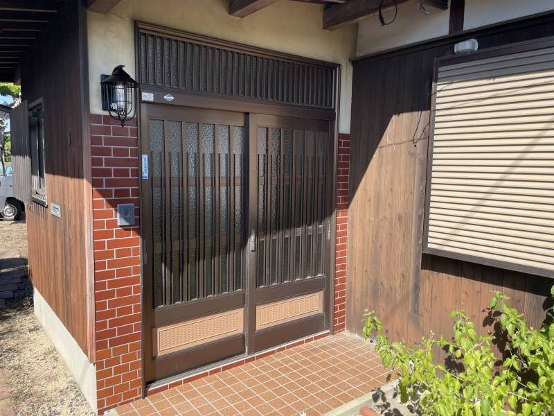 玄関。カメラ付きインターホン新設で安心。