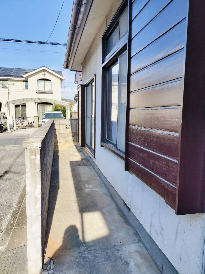 自転車やバイクも置けます。センサーライトもあり夜間でも安心。