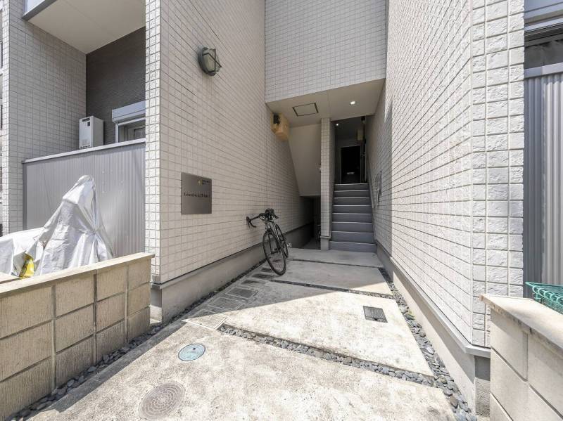 アプローチ。屋根付きの駐輪場があります