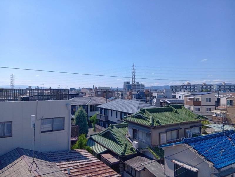周辺は3階建て以下が多いので遠くまで見渡せます。