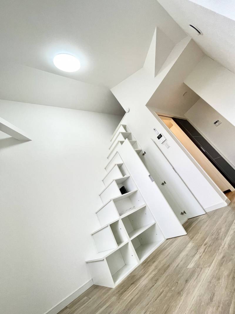 角部屋で二面採光。ロフト階段収納付き。