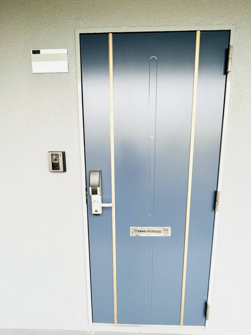 玄関扉を塗装、各部屋のルームナンバープレートも新調♪