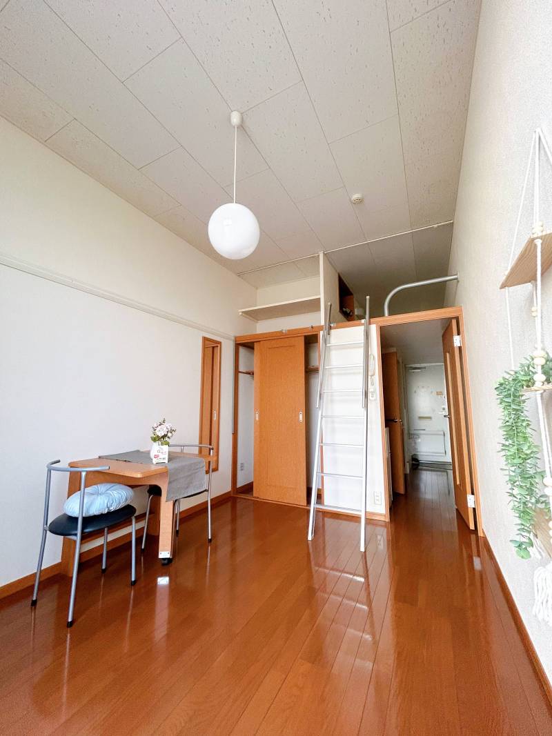 天井も高く開放感あり！ベッドを置かなくて良いので広々快適！