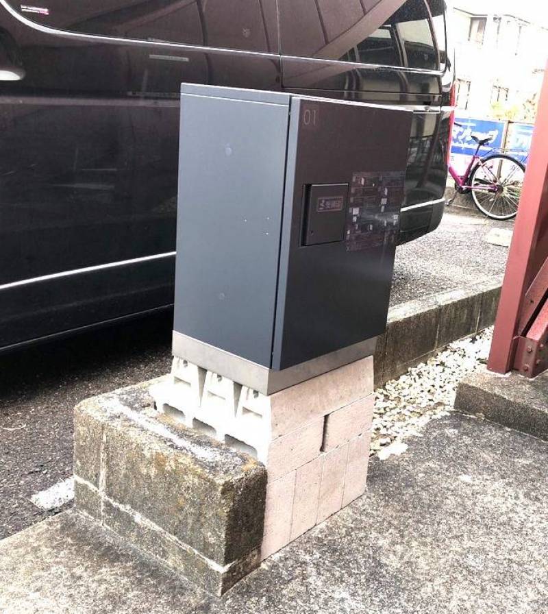 宅配ボックスがあるのは便利ですね。共用廊下には防犯カメラ設置