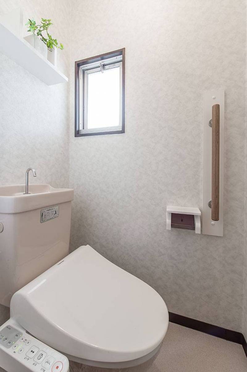 温水洗浄便座です。家具（小棚）は設置イメージです。