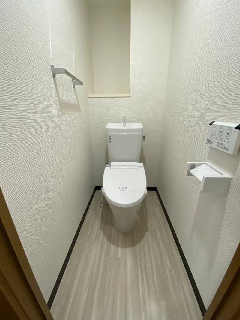 白を基調とした、心がほっと落ち着く清潔感あふれるトイレ。
