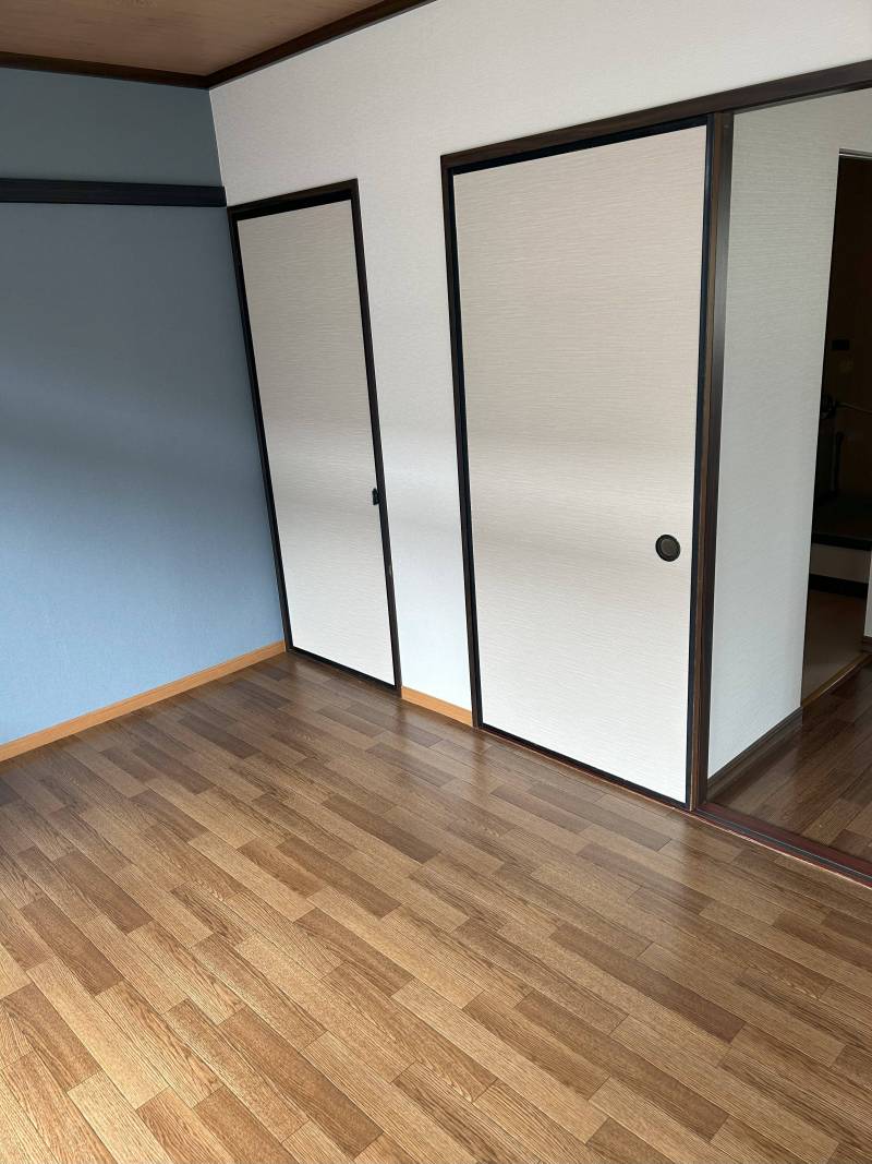 6帖洋室の奥が収納、手前はDKにつながっています