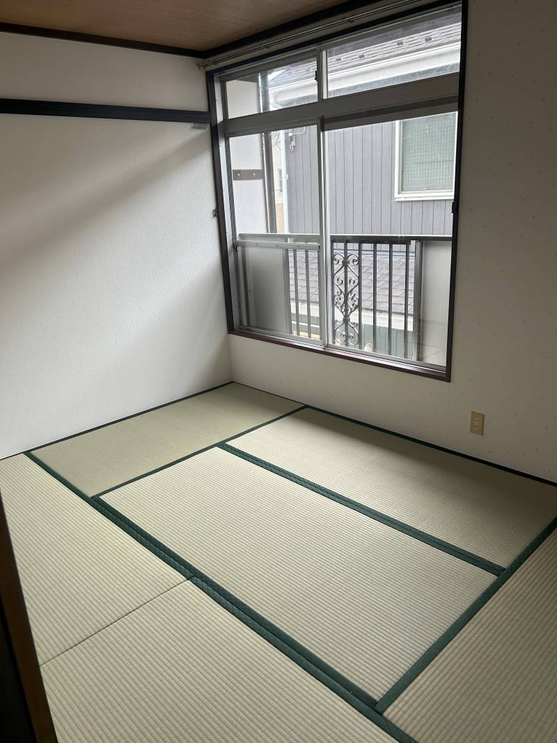 6帖和室の窓側の壁紙はよく見ると模様あり♪