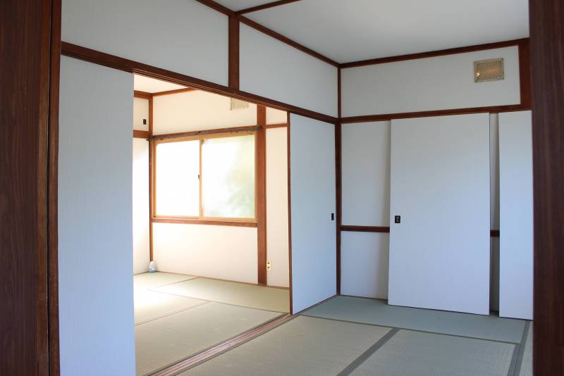 リビング奥に和室は2間。畳は表替しております。