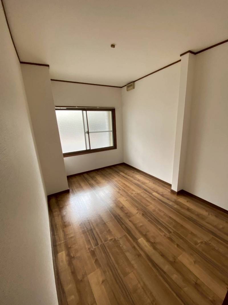 南側洋室は前面道路も広く抜け感あります