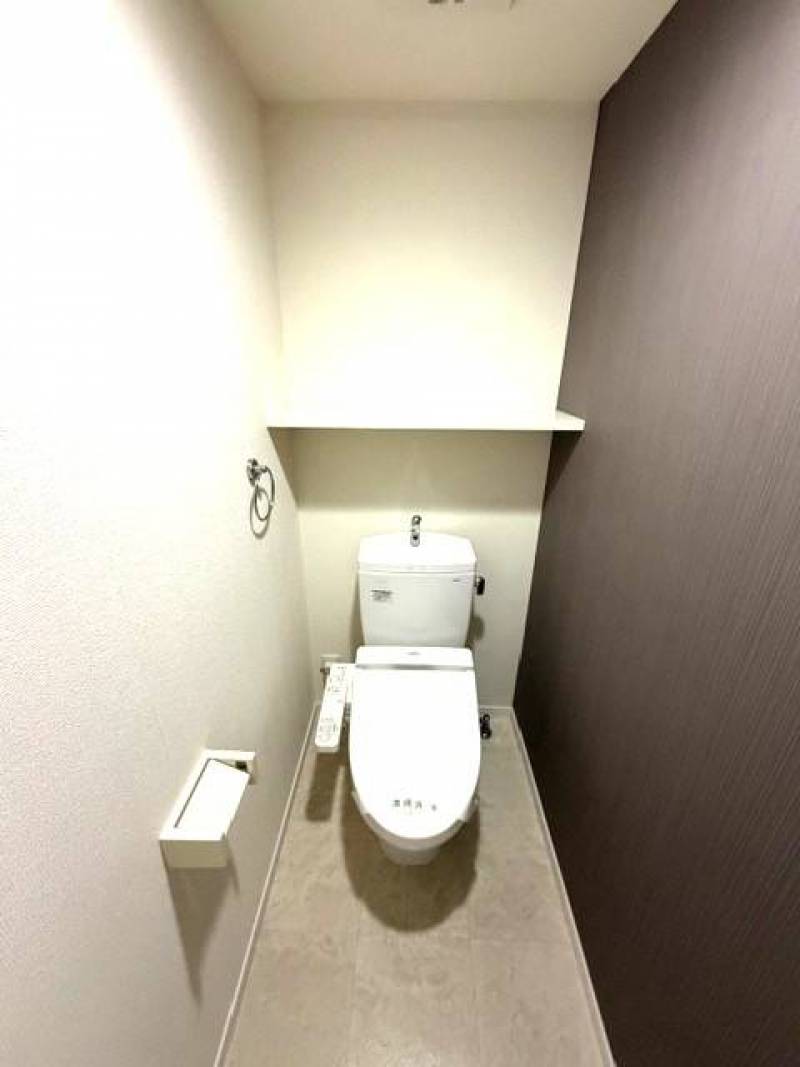 トイレもお部屋に合わせた壁でおしゃれです