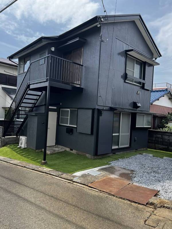 外壁塗装して、おしゃれになりました。２階にも玄関があります