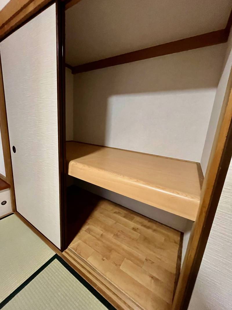 押入内。押入内もクロス、CF貼りで清潔です！