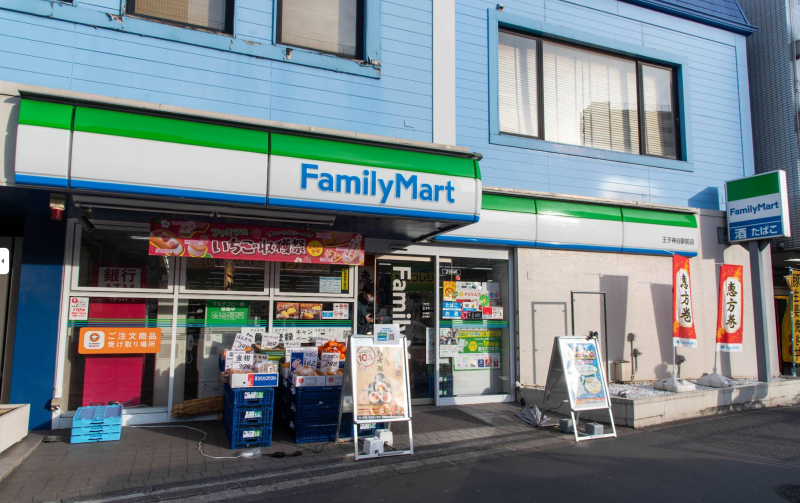 地下鉄出口出てすぐにファミリーマート（徒歩3分）
