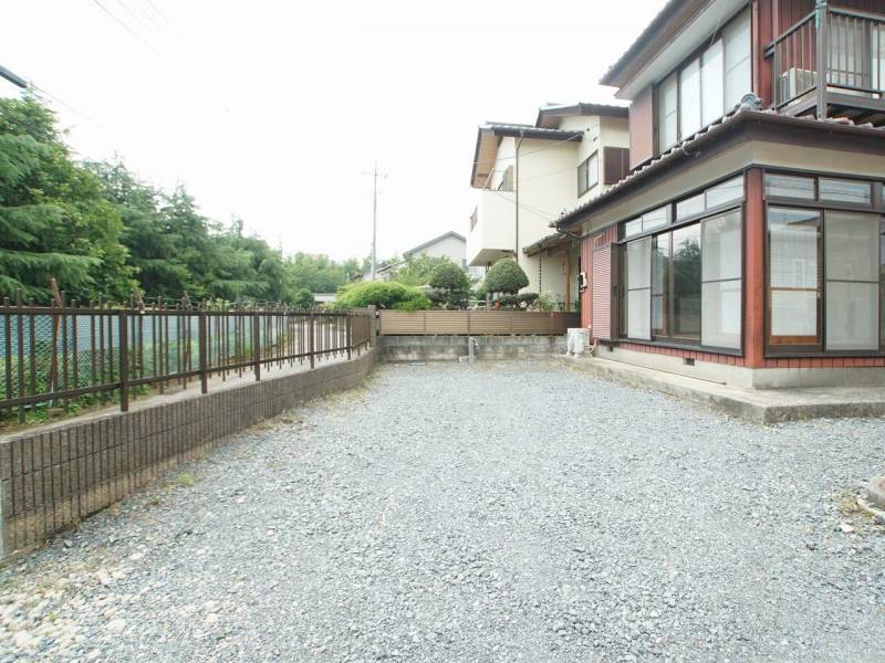 広い駐車場で、小型車なら停め方次第で3台も可能です♪