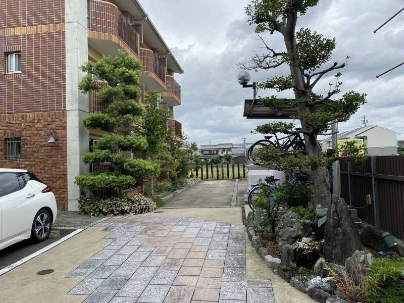 四季折々の植栽の小さな庭園です。